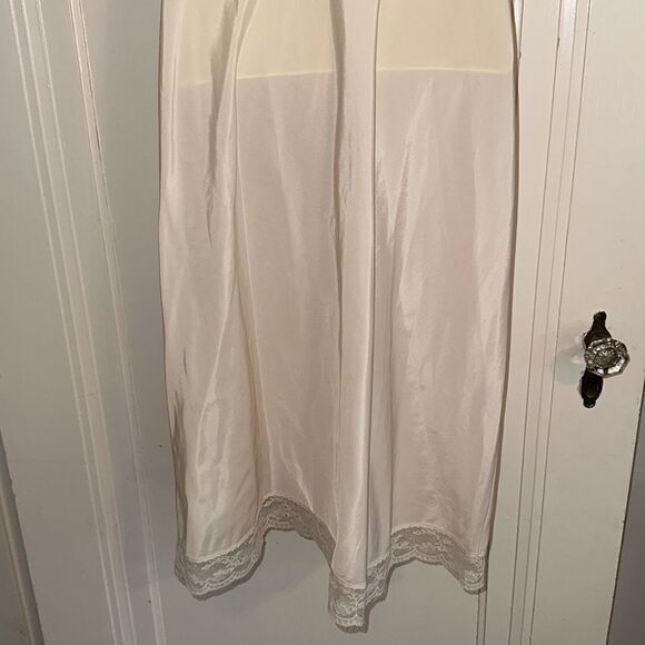 Vintage Corhan Noumair off white/cream nylon full slip with lace neckline & hem - Picture 6 of 8